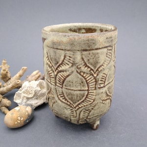 Keramikbecher mit Füsschen