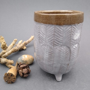 Keramikbecher mit Füsschen