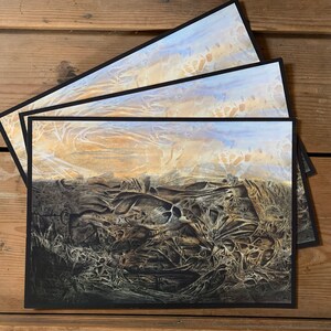 K&ouml;nnte beinhalten: Ein Satz von drei schwarzen gerahmten Drucken mit einem aquarellartigen abstrakten Design. Der obere Druck zeigt einen hellblauen und gelben Himmel mit wei&szlig;en Wolken. Der untere Druck zeigt ein dunkelbraunes und schwarzes abstraktes Design.