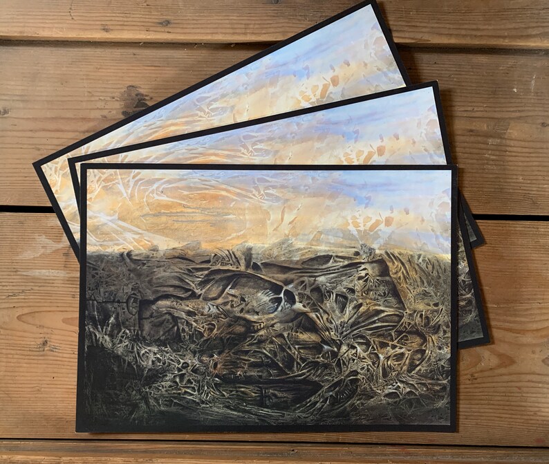 K&ouml;nnte beinhalten: Ein Satz von drei schwarzen gerahmten Drucken mit einem aquarellartigen abstrakten Design. Der obere Druck zeigt einen hellblauen und gelben Himmel mit wei&szlig;en Wolken. Der untere Druck zeigt ein dunkelbraunes und schwarzes abstraktes Design.