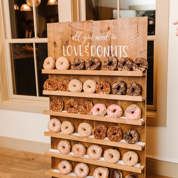 Décalcomanie vinyle Tout ce dont vous avez besoin est l’amour et les beignets ou un dicton personnalisé pour l’affichage mural en beignet pour un mariage ou un événement