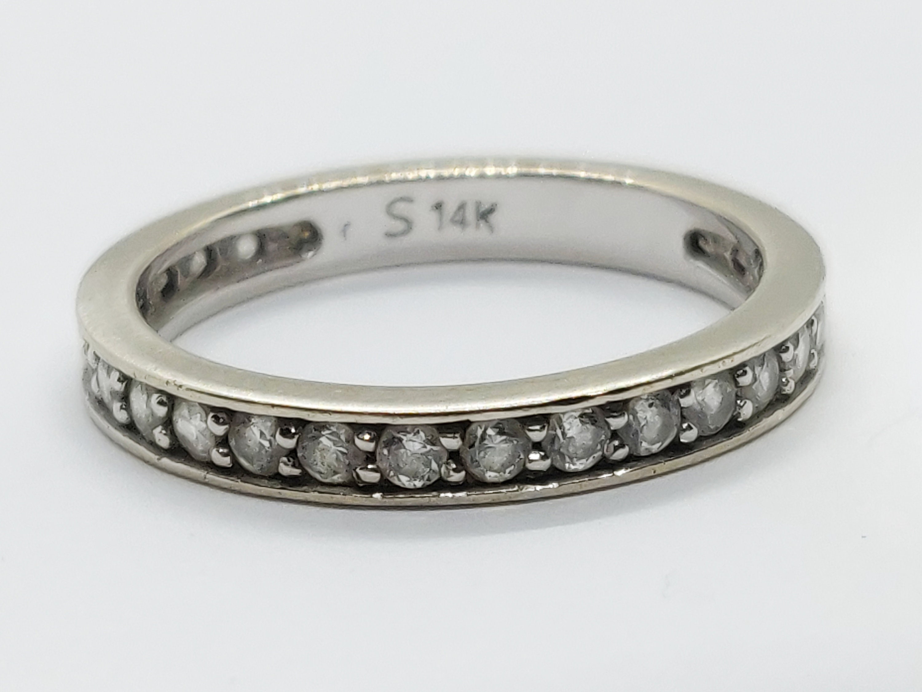 Beautiful 14ct white gold cubic zirconia full eternity ring