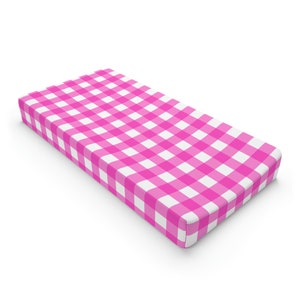 Könnte beinhalten: Rosa-weiß kariertes Babybettlaken. Das Laken ist aus weichem, atmungsaktivem Stoff und perfekt für ein Babyzimmer.