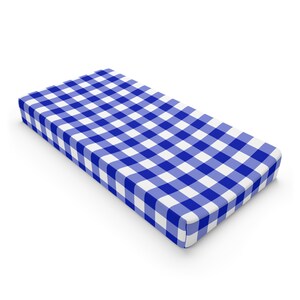Peut inclure: Un protège-matelas à carreaux bleus et blancs.