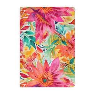 Può includere: Una coperta piegata con un vivace motivo floreale. Il design presenta grandi fiori stilizzati nei toni del rosa, arancione e giallo, con foglie e accenti verdi. L'opera d'arte in stile acquerello crea un'estetica morbida e colorata.
