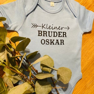 Personalisierter Babybody kleiner Bruder, Body Geschenkidee Geburt, Strampler little brother, Babybody Name Geschwister, Babybody mit Spruch
