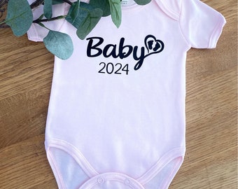 Baby 2024 2025, personalisierter Babybody Strampler, Geschenkidee zur Geburt, Schwangerschaft verkünden