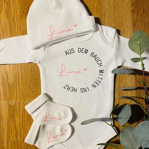 Newborn Set Babybody, Mütze und Söckchen personalisiert mit Name für Neugeborene, Geschenkidee zur Geburt, Babyparty, Erstlings-Set
