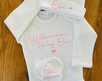 Neugeborenen-Set Babybody, Mütze, Handschuhe und Söckchen personalisiert mit Name, Geschenkidee Geburt Geburtstag Babyparty, Erstlings-Set