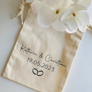 Beutel als Hochzeitsgeschenk, personalisierte Geschenkidee Wedding, Geschenksäckchen Namen Brautpaar und Hochzeitsdatum und Symbol Ringe