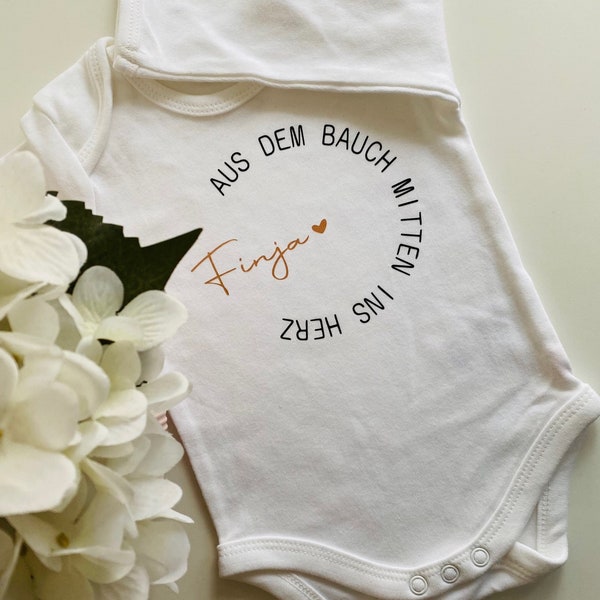 Babybody mit Name „Aus dem Bauch Mitten ins Herz“, Strampler Body personalisieren,  Babybody Geschenkidee Geburt