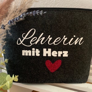 Filztäschchen Lehrerin mit Herz, Beutel für Krimskrams Mädchenzeug, Schminktasche, Organizer, Geschenk für Erzieherin Lehrerin mit Namen