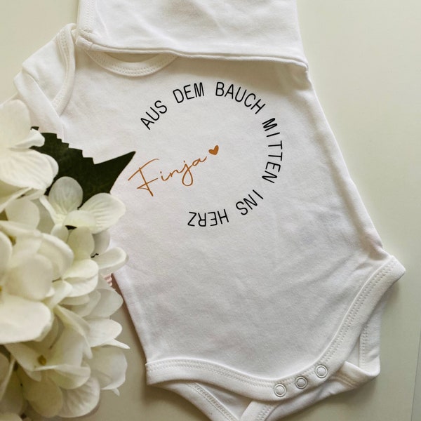 Babybody mit Name „Aus dem Bauch Mitten ins Herz“, Strampler Body personalisieren,  Babybody Geschenkidee Geburt