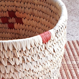 Handvävd gräsplanterskruka med överdrag l Förvaringskorg l Sabai gräs l Beige och röd l Diameter 15 cm x H5 l Rustic Bazaar