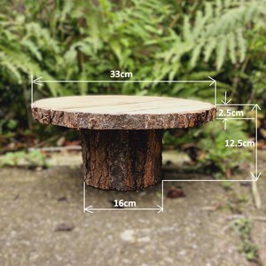 Puede incluir: Un soporte para tartas de madera con un borde de corteza natural. El soporte tiene 33 cm de di&aacute;metro, 12,5 cm de alto y la parte superior tiene 2,5 cm de grosor.