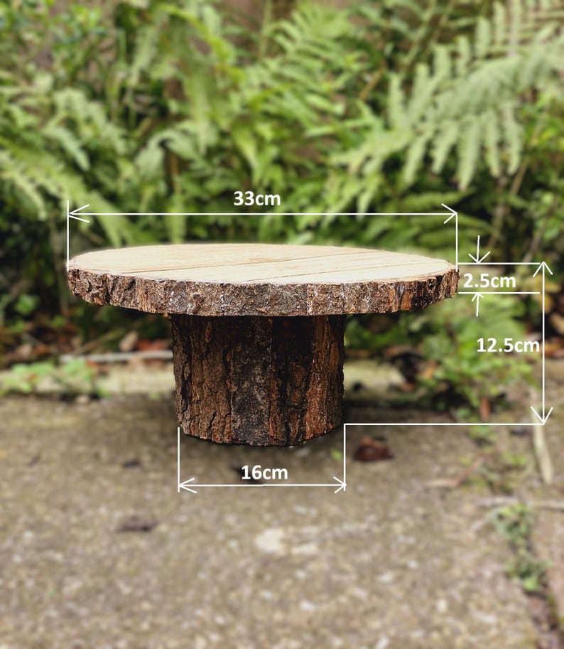 Puede incluir: Un soporte para tartas de madera con un borde de corteza natural. El soporte tiene 33 cm de di&aacute;metro, 12,5 cm de alto y la parte superior tiene 2,5 cm de grosor.
