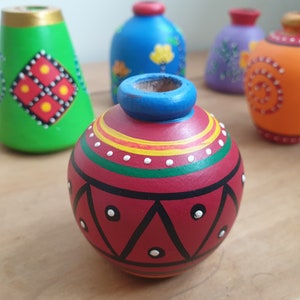 Pode incluir: Um conjunto de cinco vasos de cerâmica pintados à mão em várias cores e designs. Os vasos são decorados com padrões geométricos, pontos e redemoinhos. Os vasos são todos de tamanhos e formas diferentes.