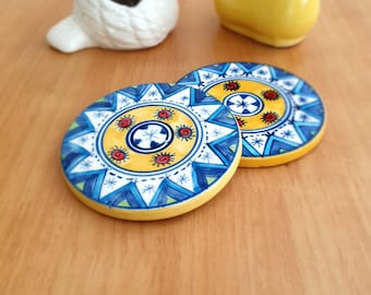 Bright Sun Boho Handmålade Indiska Keramikunderlägg Set med 2 | Dryckesbartillbehör | Blå & Vit färg | Diameter 10 cm | www.rusticbazar.com