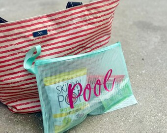 Puede incluir: Una bolsa de lona a rayas rojas y blancas con una bolsa de malla transparente con cremallera que dice "Pool" en letras rosas. La bolsa contiene una bolsa de aperitivos.
