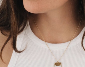 Collana di gioielli geometrici sostenibili con pendente semicircolare a cerchio Collana delicata Catena a cerchio in oro Ottone fatto a mano PHIO