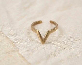 V shape ring, brass ring, adjustable brass ring, simple ring, boho jewelry, simple jewelry, jewelry love, sustainable, V-RING