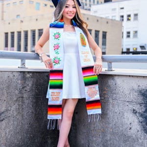 Étole de remise des diplômes en sarape personnalisée brodée de roses et de vierges, étole personnalisée