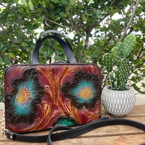 Floral Mexicano A Mano Tooled Design Monedero de Cuero