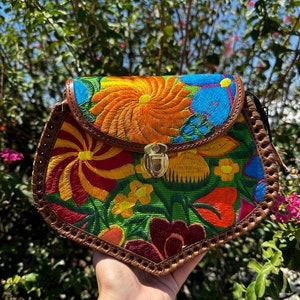 Bandolera de piel con bordado floral