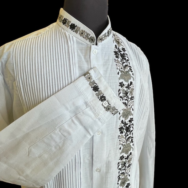 Guayabera Mexicana, Camisa de vestir formal bordada artesanalmente hecha a mano para hombre / Guayabera de Lino hecha a mano.