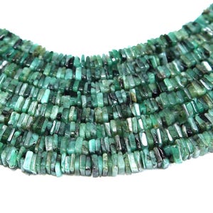Perles Heishi émeraude facettées : rang de pierres précieuses carrées de 5 mm