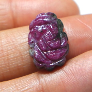 Naturlig Ruby Zoisite Carving Cabochon: 15 Cts ädelsten, 21x14x6 mm