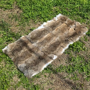 Pelliccia di coniglio di colore naturale, lenzuolo di pelliccia di coniglio, pelliccia di coniglio genuina, pelliccia dalla consistenza naturale, pelliccia di coniglio da lancio, pelliccia soffice e soffice, tappeto di pelliccia di coniglio
