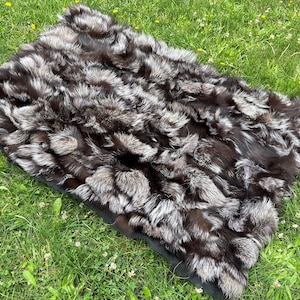 Pelliccia di volpe grigio argento, lenzuolo di pelliccia patchwork, affascinante coperta di pelliccia di animali selvatici, pelliccia nera, arredamento gotico per la casa, coperta patchwork, tappeto di pelliccia