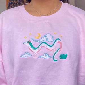Una noche estrellada iluminada por la luna con dragones: sudadera con dragón bordado, linda, kawaii, sudadera otaku