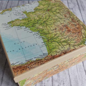 Peut inclure: Ensemble de trois tasses en céramique avec une finition mate et mouchetée. Les tasses sont de couleur crème, gris clair et gris foncé. Chaque tasse a un design simple et minimaliste, idéal pour le café ou le thé.