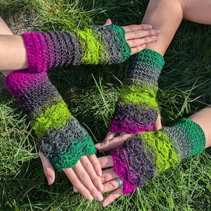 Wicked Witchy Green fingerless gloves/wrist warmers shell stitch crochet