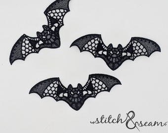 Puede incluir: Tres aplicaciones de murciélago de encaje negro con un diseño delicado e intrincado. Estos murciélagos decorativos son perfectos para agregar un toque de encanto de Halloween a las manualidades, la ropa o la decoración del hogar.