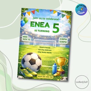 Può includere: Un invito di compleanno a tema calcio con il testo "Join us to celebrate! ENEA 5 IS TURNING." L'invito presenta un pallone da calcio, scarpe da calcio, un trofeo e uno sfondo di campo da calcio. La data è il 12 novembre.