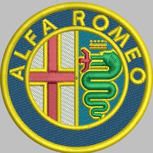 Può includere: Toppa ricamata con il logo Alfa Romeo. Il design presenta una croce rossa su sfondo bianco, un serpente verde e le parole "ALFA ROMEO" in oro su sfondo blu, racchiuse da un bordo dorato.