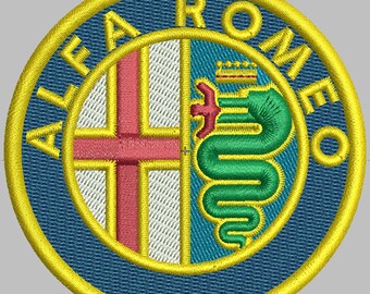 Può includere: Toppa ricamata con il logo Alfa Romeo. Il design presenta una croce rossa su sfondo bianco, un serpente verde e le parole "ALFA ROMEO" in oro su sfondo blu, racchiuse da un bordo dorato.