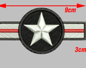Può includere: Toppa ricamata con una stella bianca all'interno di un cerchio nero, affiancata da barre a strisce bianche e rosse. La toppa misura 9 cm di larghezza e 3 cm di altezza.