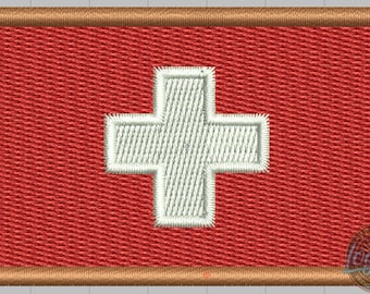 Può includere: Toppa ricamata con la bandiera svizzera. Il design presenta una croce bianca su sfondo rosso, con un bordo dorato. La toppa è rettangolare e adatta per abbigliamento o accessori.