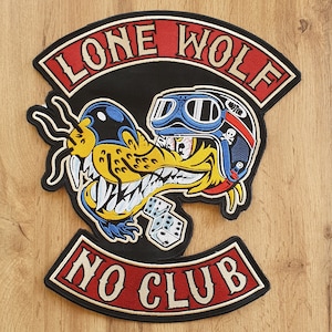 Puede incluir: Parche bordado con un lobo de dibujos animados con casco y gafas de moto. El parche presenta el texto "LONE WOLF" y "NO CLUB" en letras rojas y blancas sobre un fondo negro.