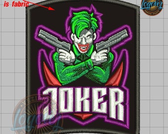 Può includere: Toppa ricamata raffigurante il Joker con capelli verdi e un abito verde, che tiene due pistole d'argento. La parola "JOKER" è visualizzata in bianco, delineata in viola. Lo sfondo è nero.