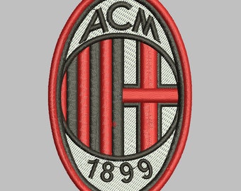 Può includere: Toppa ricamata con il logo dell'AC Milan. Il design include le lettere "ACM" in alto, l'anno "1899" in basso e un emblema centrale con strisce rosse e nere. La toppa è bordata di rosso.