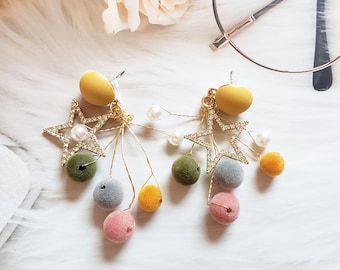 Pendientes de pompón coloridos / areno de oreja amarilla, pendientes de pompón, pendientes colgantes, pendientes brillantes, regalo para ella, aniversario