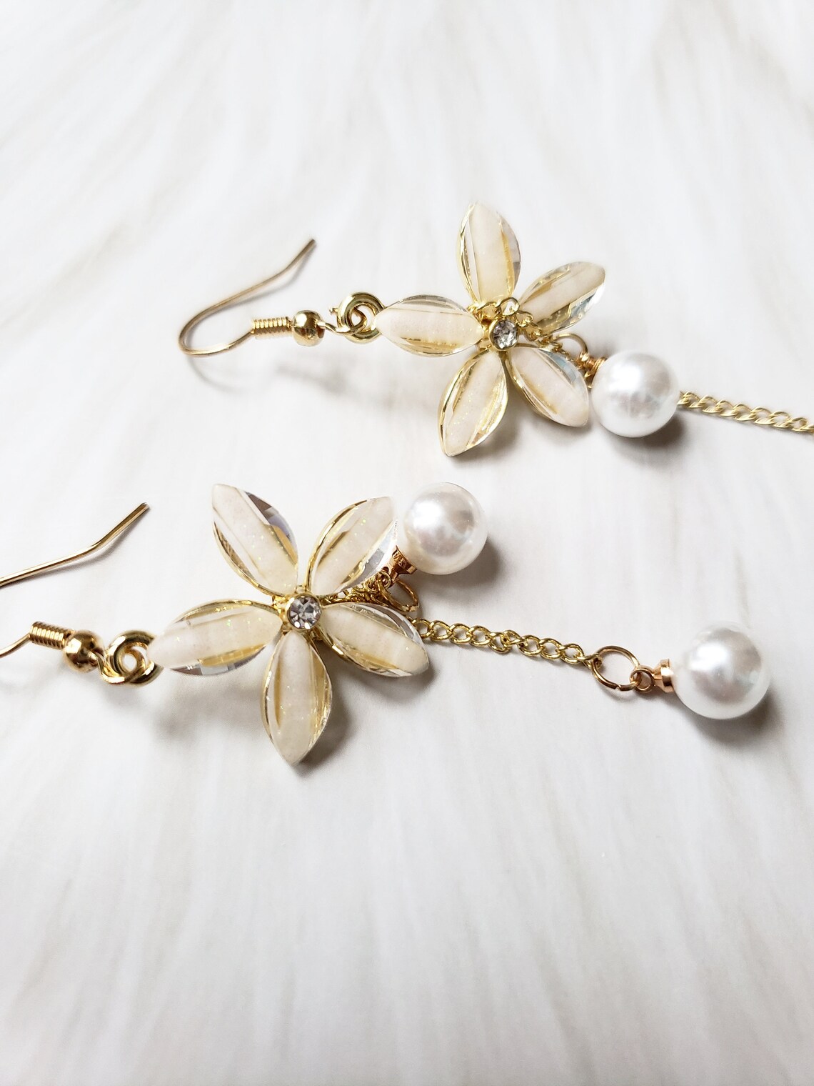 White Flower Dangle Drop Earrings Decorated With Pearls, Elegant