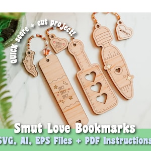 Peut inclure: Marque-pages en bois avec divers motifs et phrases, dont "Smut Slut", "Spicy" et "Whimpers". Les marque-pages présentent des formes découpées, des accents d'étoiles et de cœurs, et des chaînes de perles. Le texte "Smut Love Bookmarks" est également visible.