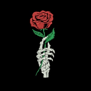 Könnte beinhalten: Gesticktes Design einer roten Rose, die von einer Skeletthand auf schwarzem Hintergrund gehalten wird. Die Rose hat detaillierte Blütenblätter und grüne Blätter. Die weiße Hand zeigt die Knochenstruktur und erzeugt eine gotische oder kantige Ästhetik.