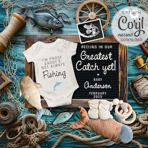 Könnte beinhalten: Baby-Ankündigung mit Angel-Thema. Die Ankündigung enthält einen weißen Body mit dem Text "I'M PROOF DADDY'S NOT ALWAYS FISHING", eine Buchstaben-Tafel mit "Reeling in our Greatest Catch yet!" und Babyschuhe. Angelruten und Fischdekorationen vervollständigen das Thema.